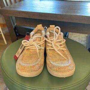 NWT Roxy girl, Minino, Wally, shoe multi pastel colors size 4 Y